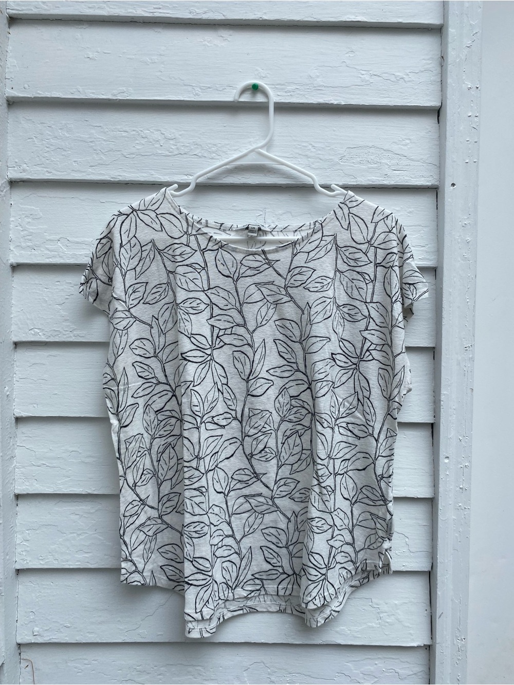 Orvis White Short Sleeve Tee with Black Botanical Leaf Print Plants 🪴